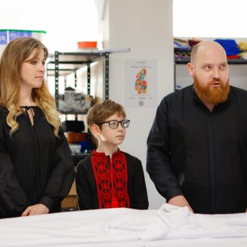 Подружжя з Ірпеня успішно розвиває бізнес з пошиття вишиванок на Прикарпатті