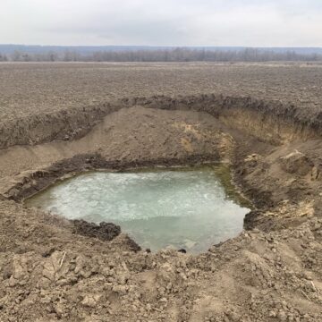 На околиці села Блюдники утворилось провалля глибиною два метри