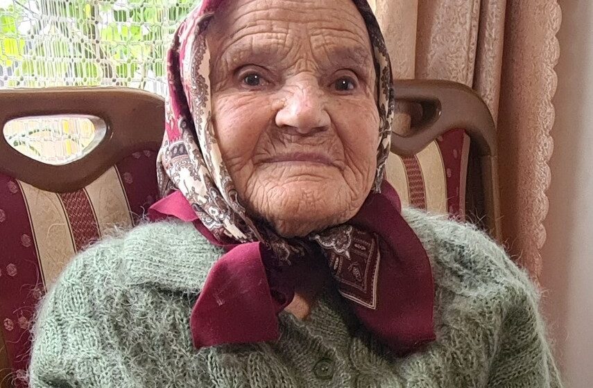 На її подвір’ї завжди майорить синьо-жовтий прапор: жителька Снятинщини Марія Кіцул відзначила 100-річчя На її подвір’ї завжди майорить синьо-жовтий прапор: жителька Снятинщини Марія Кіцул відзначила 100-річчя