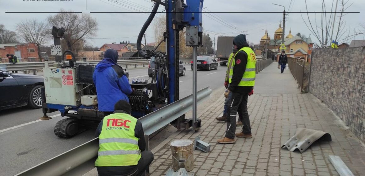 На дорогах державного значення Прикарпаття оновили знаки та пошкоджені бар’єрні огородження