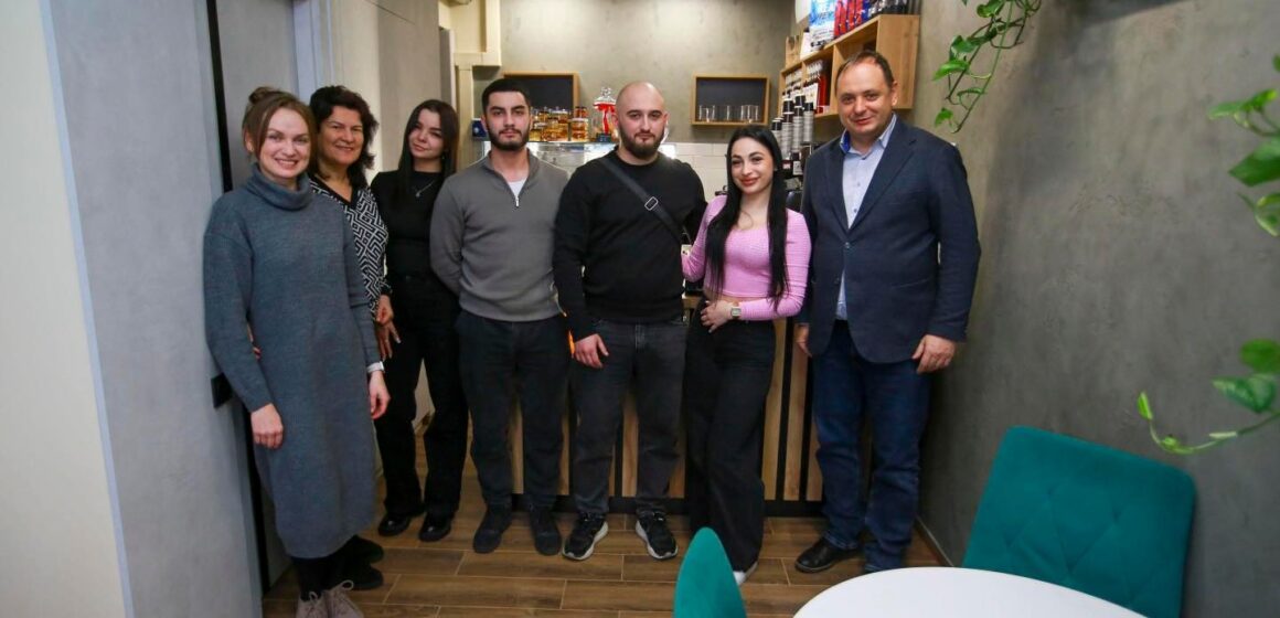 Нова справа життя: ветеран війни Олександр Струк відкрив кав’ярню “Glodi” в Івано-Франківську Нова справа життя: ветеран війни Олександр Струк відкрив кав’ярню “Glodi” в Івано-Франківську