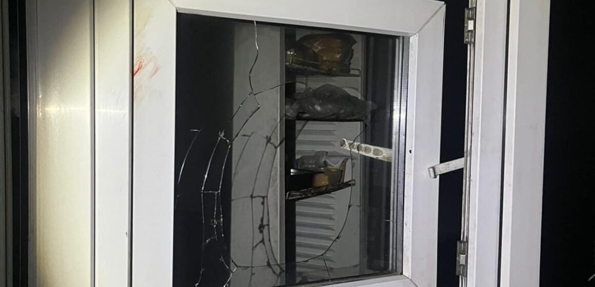 Розбили й обікрали кіоск: франківські правоохоронці оперативно затримали злодіїв