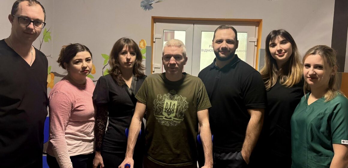 Захисник з Івано-Франківська Віталій Охижовський після втрати обох ніг вчиться ходити на протезах