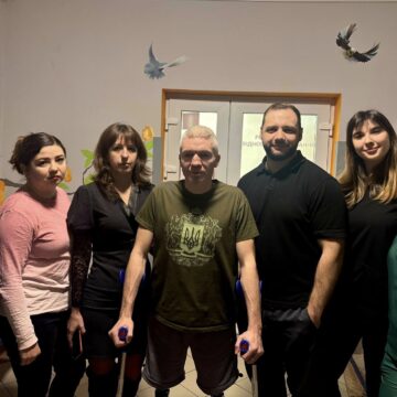 Захисник з Івано-Франківська Віталій Охижовський після втрати обох ніг вчиться ходити на протезах Захисник з Івано-Франківська Віталій Охижовський після втрати обох ніг вчиться ходити на протезах
