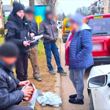 Отримав посилку з наркотиками: долинські поліцейські затримали “на гарячому” правопорушника