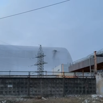 Російський дрон цієї ночі влучив в радіаційне укриття зруйнованого 4-го енергоблоку Чорнобильської АС (ВІДЕО) Російський дрон цієї ночі влучив в радіаційне укриття зруйнованого 4-го енергоблоку Чорнобильської АС (ВІДЕО)