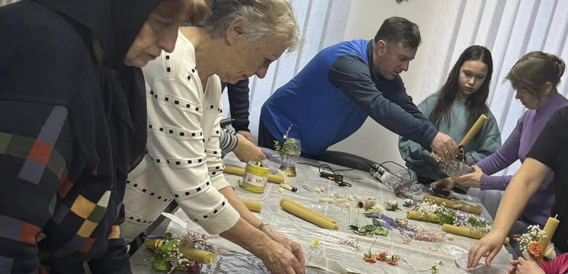 Символ світла, віри та незламності: у Бурштині родичі полеглих захисників виготовили стрітенські свічки