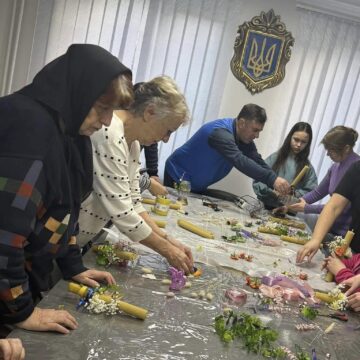 Символ світла, віри та незламності: у Бурштині родичі полеглих захисників виготовили стрітенські свічки