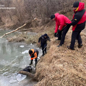На Долинщині рятувальники витягнули тіло чоловіка з річки