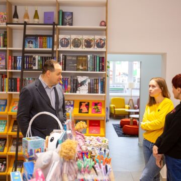 Кава з книжкою у книгарні-кав’ярні “Слово”: Чим особливий цей релокований бізнес