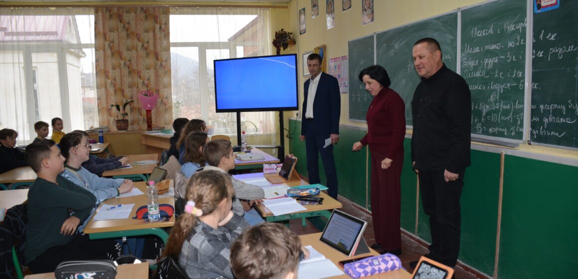 Заклади освіти Надвірнянської громади отримали нове мультимедійне обладнання