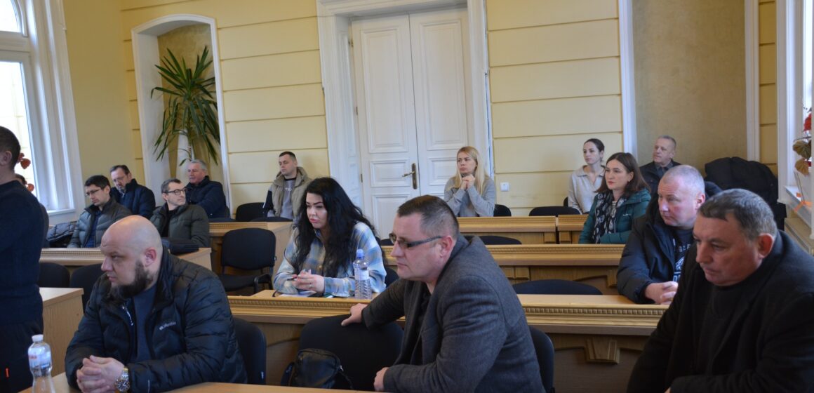 У Надвірній відбулася зустріч влади та громади з оператором паркування: що вирішили