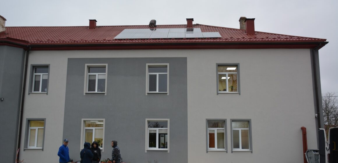 На даху Надвірнянського центру первинної меддопомоги встановили сонячну електростанцію