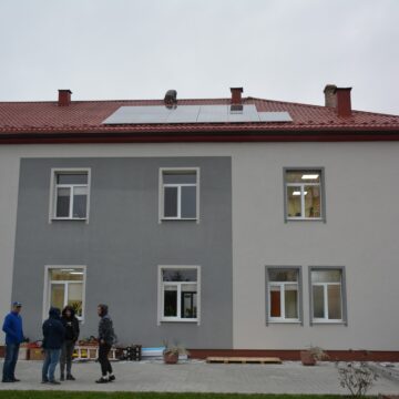 На даху Надвірнянського центру первинної меддопомоги встановили сонячну електростанцію