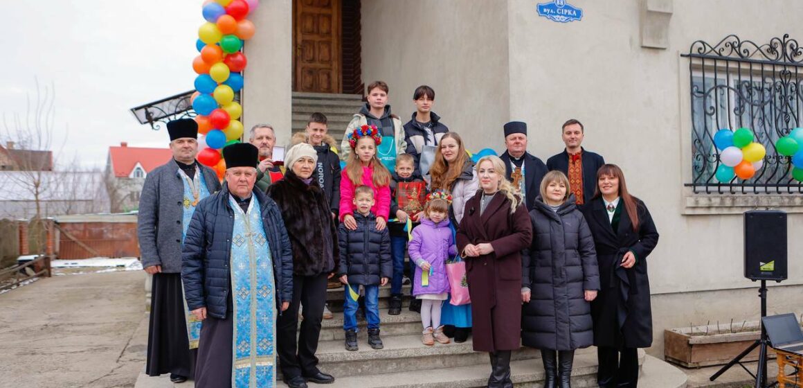 Для великої прийомної родини, яка переїхала на Прикарпаття з Луганщини, придбали просторий будинок
