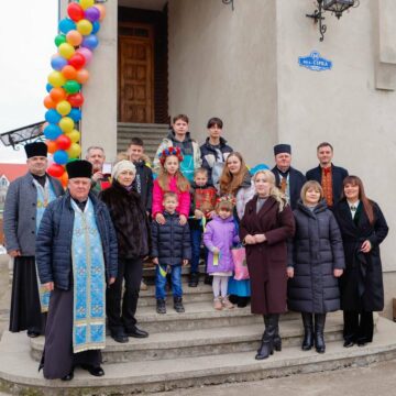 Для великої прийомної родини, яка переїхала на Прикарпаття з Луганщини, придбали просторий будинок