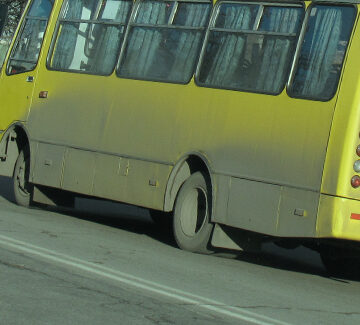 У Франківську водій автобуса вчинив ДТП і втік з місця події