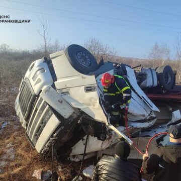 На Калущині вантажівка злетіла з дороги На Калущині вантажівка злетіла з дороги