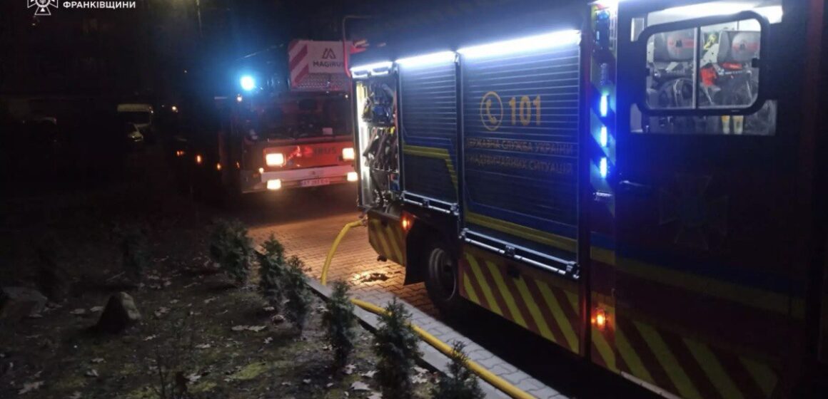 Франківські рятувальники врятували на пожежі чоловіка