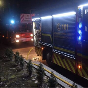 Франківські рятувальники врятували на пожежі чоловіка