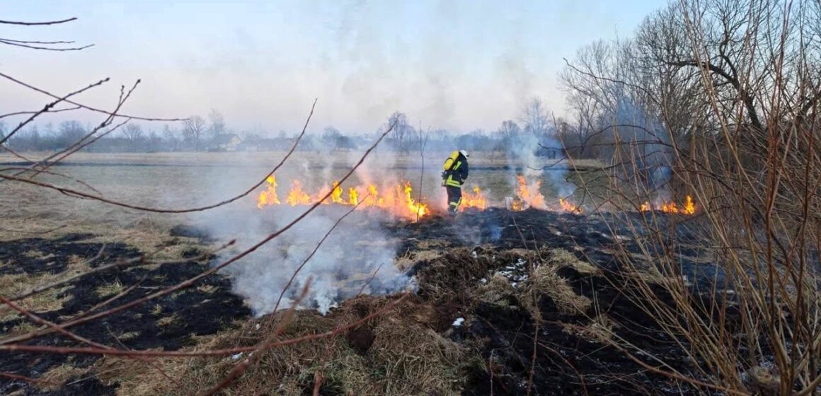 57 пожеж сухої трави ліквідували вогнеборці за минулу добу