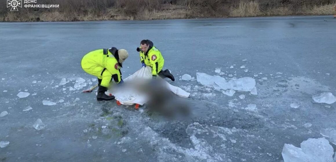 На Коломийщині з замерзлої річки рятувальники дістали тіло чоловіка