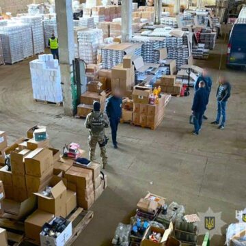 Поліцейські Прикарпаття ліквідували цех з виробництва контрафактної побутової хімії: фігурантам оголошено про підозру