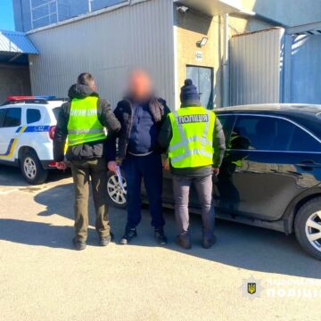 Прикарпатські поліцейські затримали групу осіб, причетних до організації незаконного «трансферу» за кордон