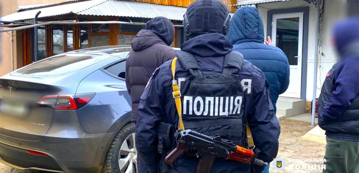 Прикарпатські поліцейські викрили організовану групу наркоторговців: чотирьох учасників групи затримано