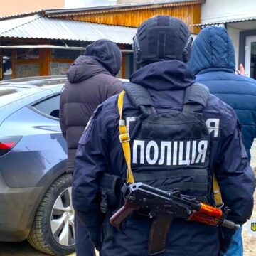 Прикарпатські поліцейські викрили організовану групу наркоторговців: чотирьох учасників групи затримано
