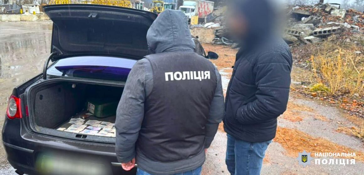 Понад 45 тисяч гривень за користування спеціальною технікою: прикарпатські правоохоронці викрили на хабарі посадовця філії облавтодору