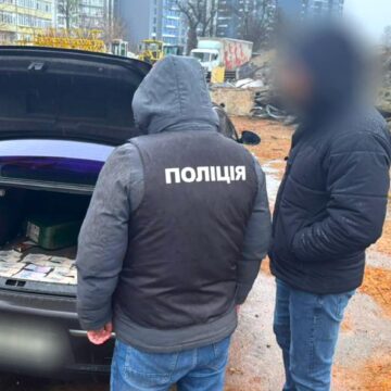 Понад 45 тисяч гривень за користування спеціальною технікою: прикарпатські правоохоронці викрили на хабарі посадовця філії облавтодору