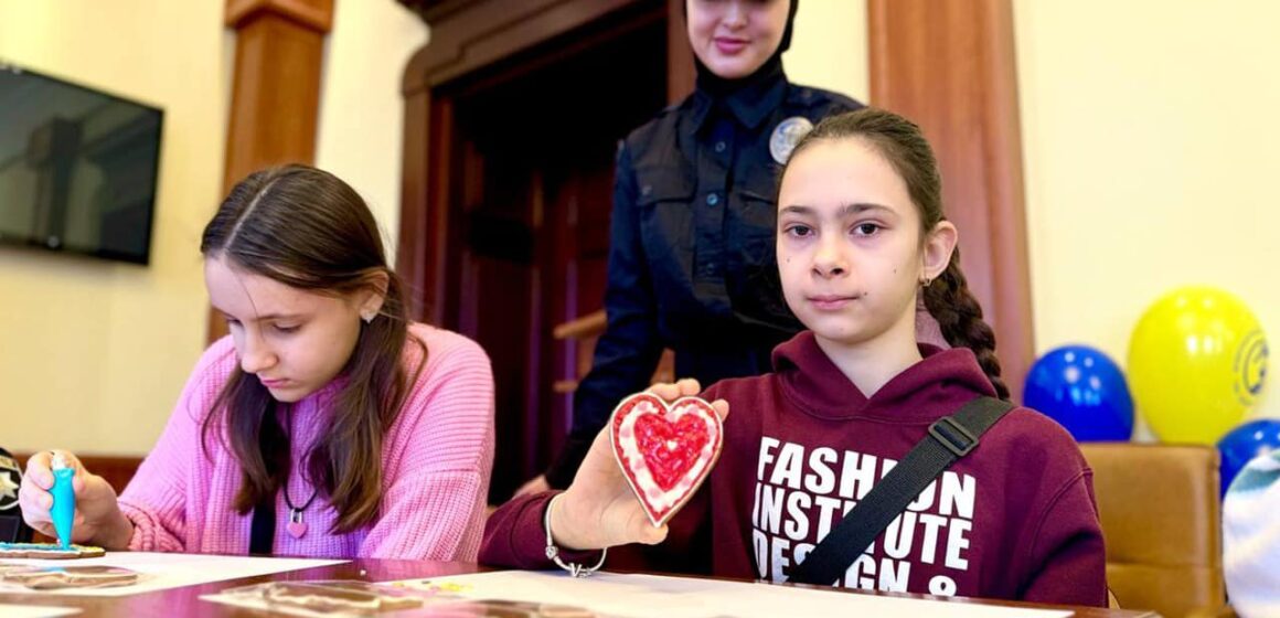 Підтримати бійців на фронті: прикарпатські поліцейські передали захисникам подарунки від дітей