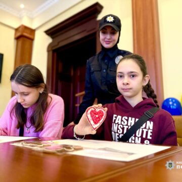 Підтримати бійців на фронті: прикарпатські поліцейські передали захисникам подарунки від дітей