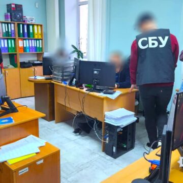 Заволоділи мільйонами гривень: прикарпатські поліцейські викрили корупційну схему посадовців двох місцевих теплових підприємств