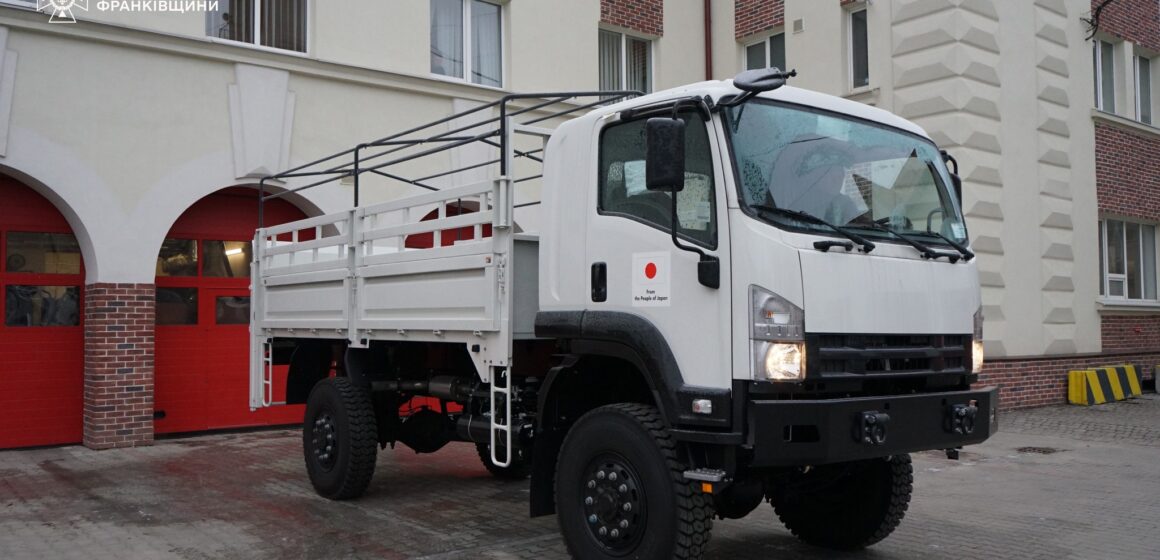 Прикарпатські рятувальники отримали вантажний автомобіль ISUZU