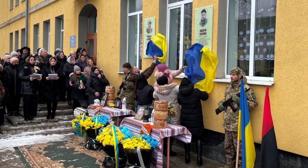 На Тлумаччині відкрили меморіальні дошки воїнам Руслану Білунику та Андрію Саєнку