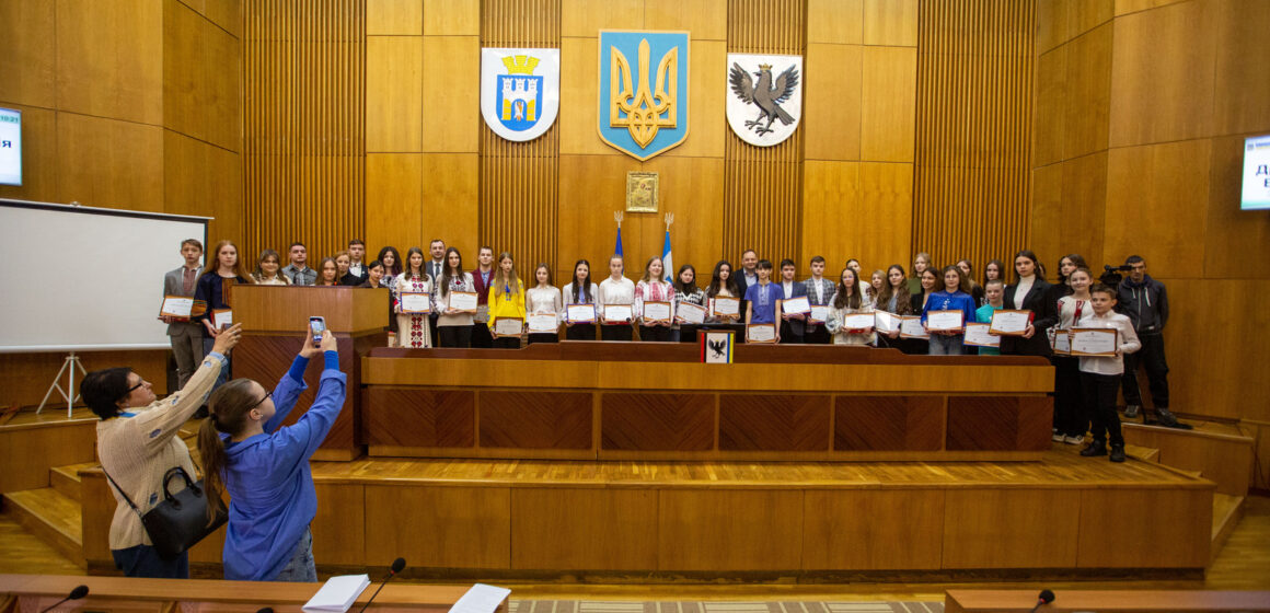 40 кращих учнів Івано-Франківської громади отримуватимуть стипендії