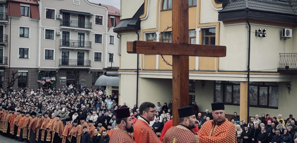 Духовний шлях єднання: у Коломиї пройшла загальноєпархіальна Хресна Дорога (ФОТО)