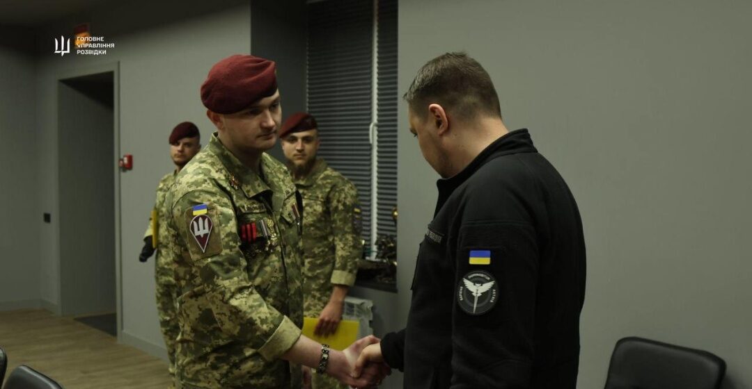 Кирило Буданов відзначив десантника з Рогатинщини Олександра Єгорова нагородним пістолетом