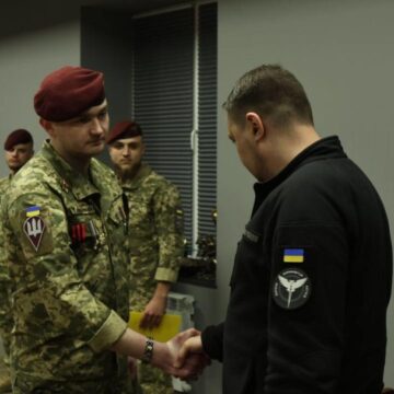 Кирило Буданов відзначив десантника з Рогатинщини Олександра Єгорова нагородним пістолетом