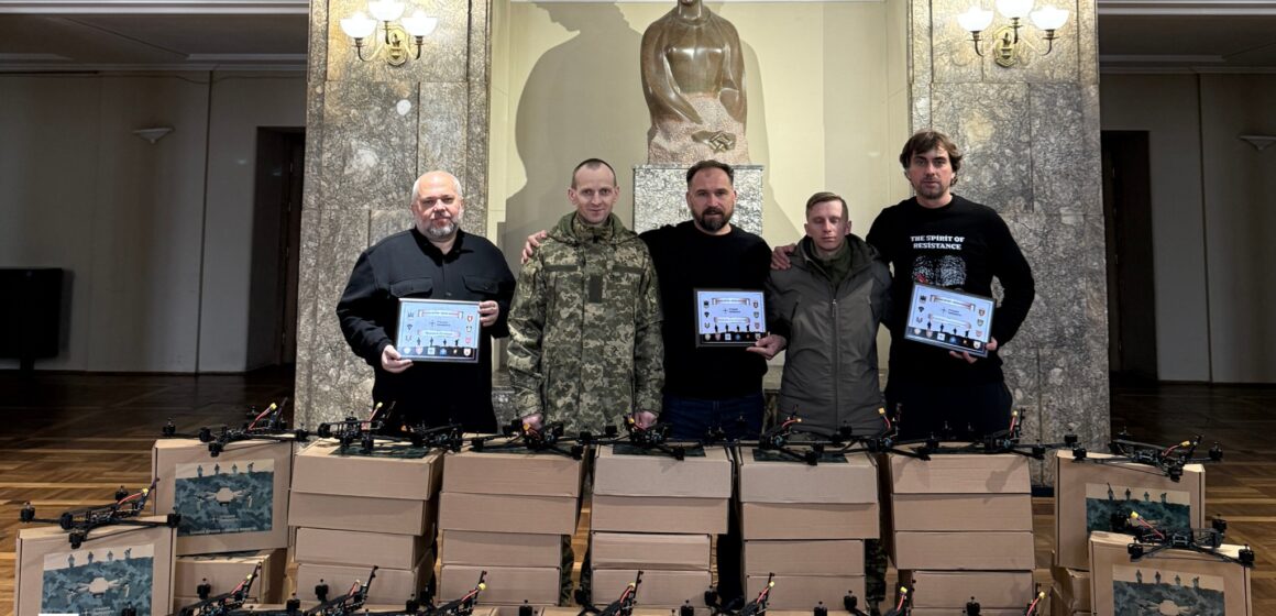 Актори Франківського драмтеатру зібрали на виставах у Львові на 100 FPV-дронів для ЗСУ (ФОТО)