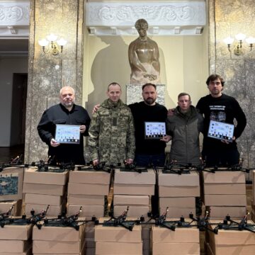 Актори Франківського драмтеатру зібрали на виставах у Львові на 100 FPV-дронів для ЗСУ (ФОТО)