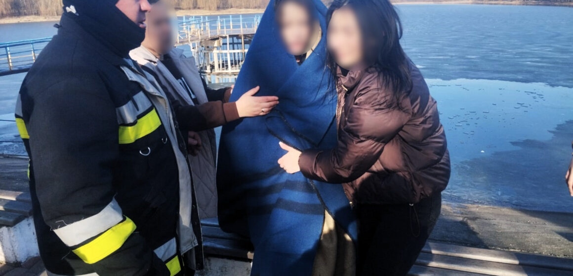 У Тлумачі 13-річна дівчинка впала у крижане озеро з чотириметрової дамби