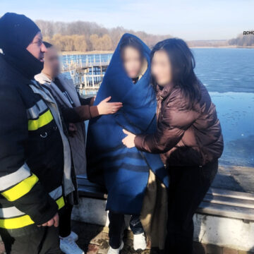 У Тлумачі 13-річна дівчинка впала у крижане озеро з чотириметрової дамби