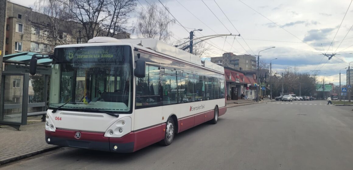 В Івано-Франківську виїхав на маршрут третій тролейбус, подарований чеським містом Їглава