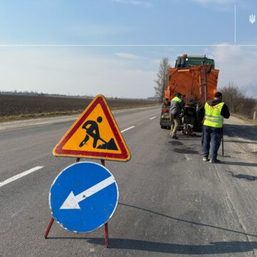 На автошляхах Прикарпаття розпочали ліквідацію ямковості