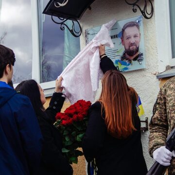 В Старому Угриневі відкрили меморіальну дошку полеглому нацгвардійцю Ігорю Перегіняку В Старому Угриневі відкрили меморіальну дошку полеглому нацгвардійцю Ігорю Перегіняку