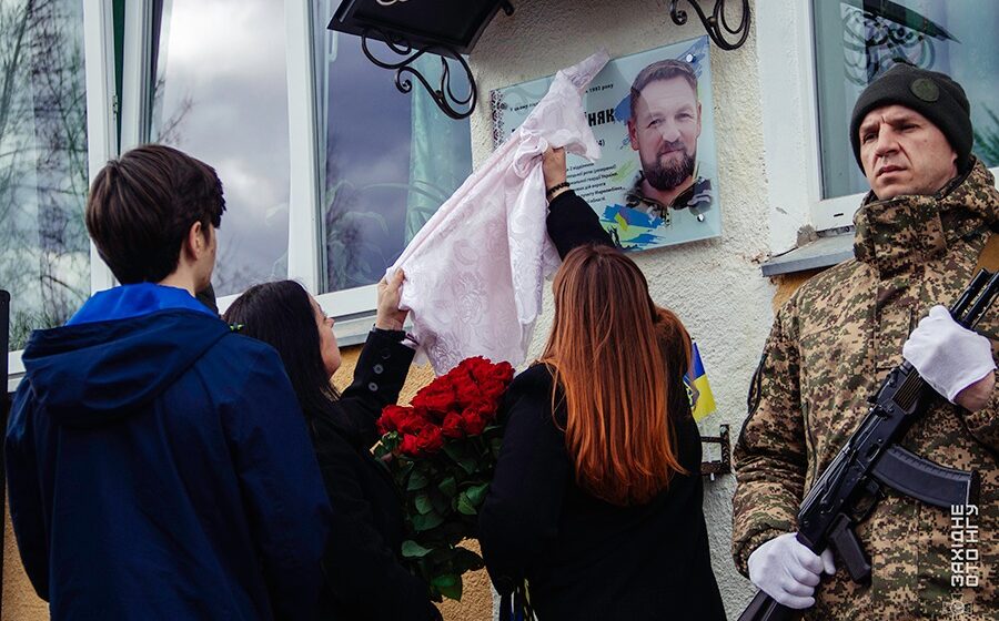 В Старому Угриневі відкрили меморіальну дошку полеглому нацгвардійцю Ігорю Перегіняку В Старому Угриневі відкрили меморіальну дошку полеглому нацгвардійцю Ігорю Перегіняку