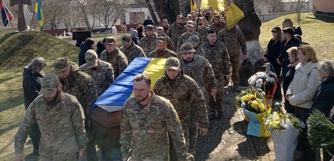 “Завжди прагнув досягти висот”: Галицька громада провела у вічність 24-річного “азовця” Миколу Легіня